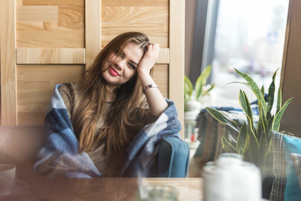 jeune femme heureuse attitude apaisée sans stress