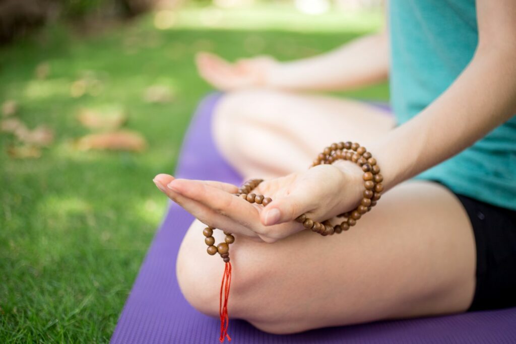 femme méditant en position de lotus permettant un ancrage profond