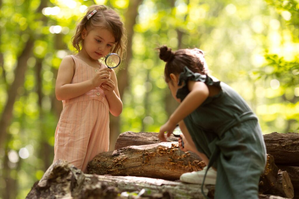 2 enfants sont a la recherche d'insecte montrant la partie créative de l'enfant intérieur en chacun de nous