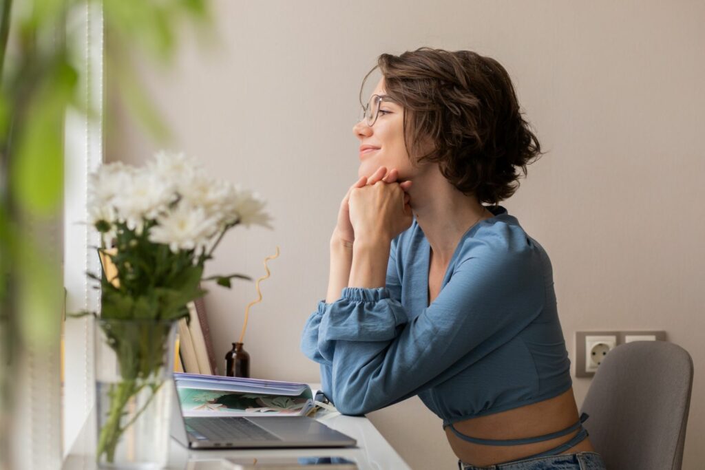 femme assise souriante qui a su poser ses limites calmement elle est donc fière d'elle