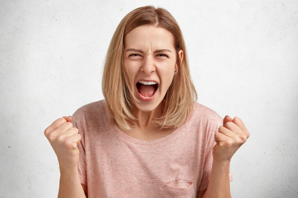 femme en train de crier montrant les effets de la colère