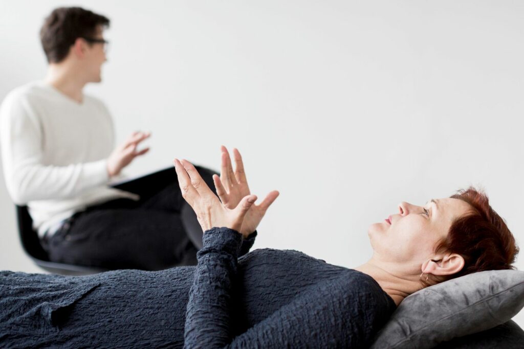 personne allongé sur une banquette dans un cabinet de psychologue pour montrer l'importance d'être accompagné par un professionnel