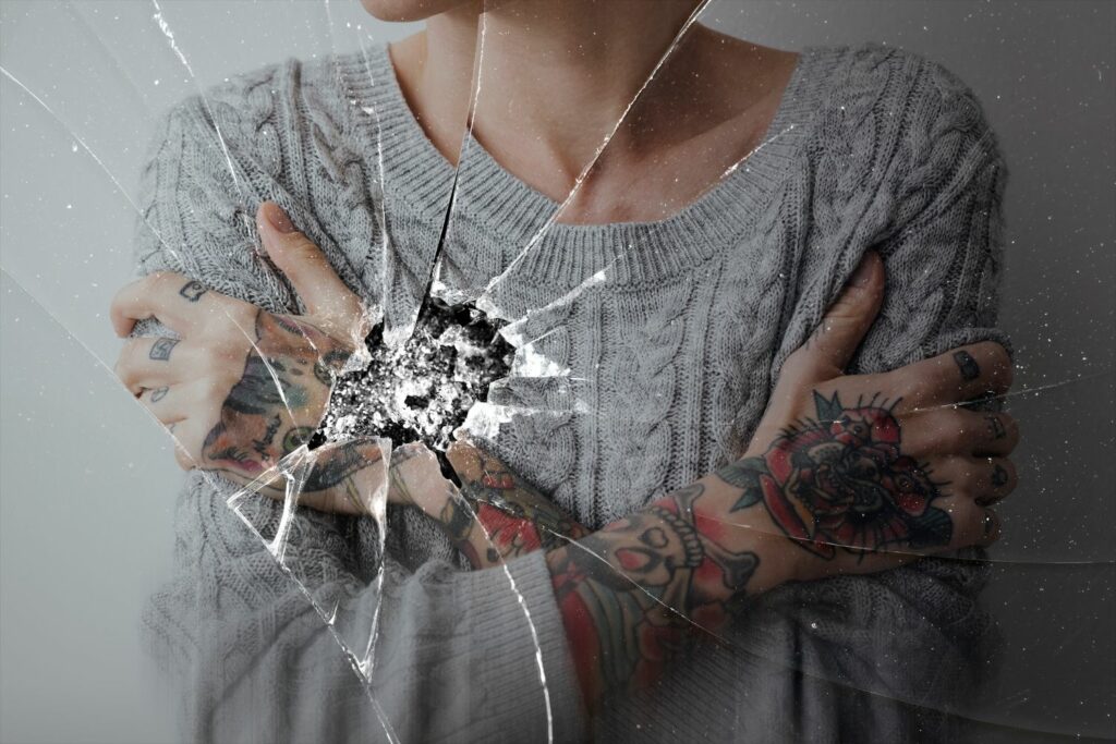 reflet d'une femme dans une vitre cassée montrant comment ressorte les gens d'une relation avec pervers narcissique