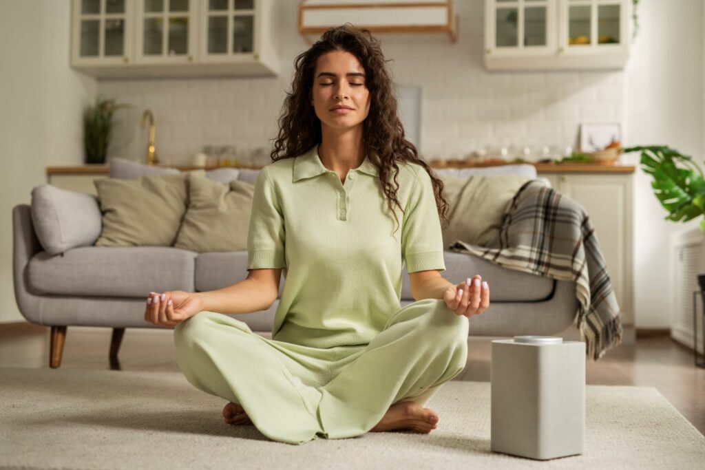 femme assise en position de méditation montrant les 7 idées reçues sur la sophrologie