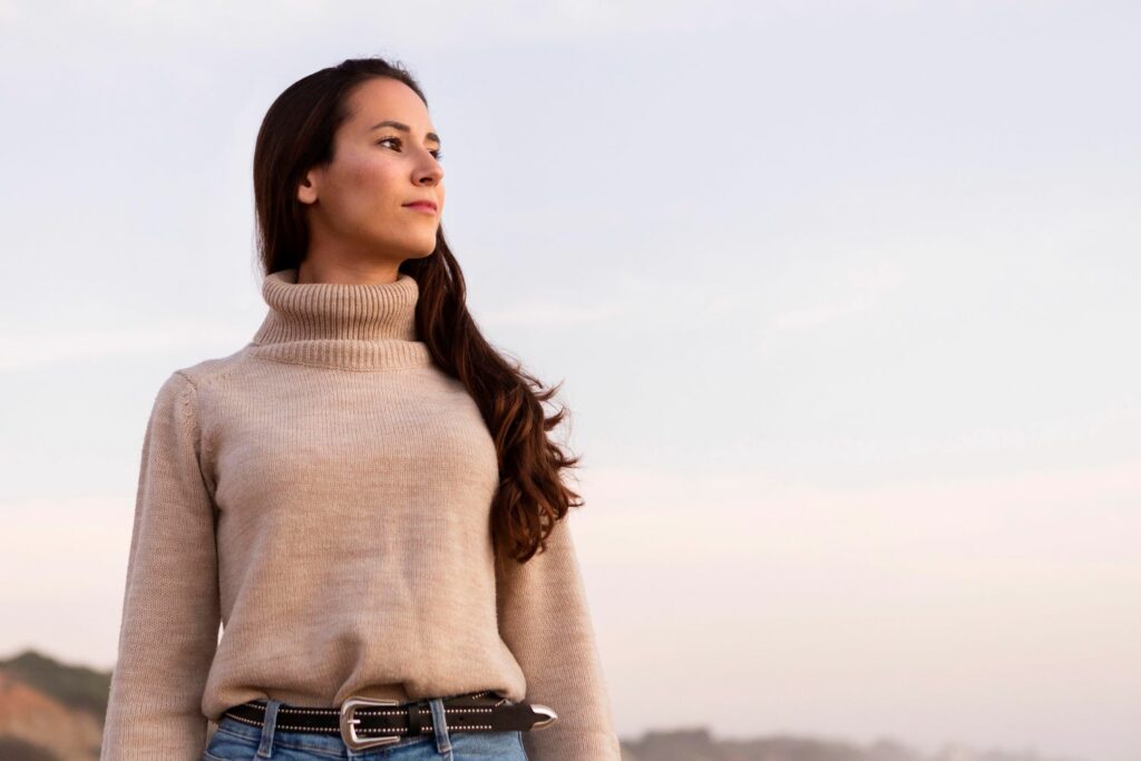 jeune femme regardant l'horizon montrant qu'elle s'est libérer de la sur adaptation et de son besoin de reconnaissance