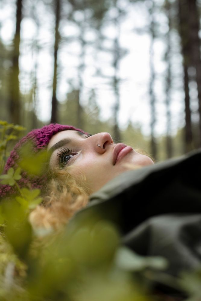 jeune femme regardant le ciel montrant les bienfaits du thetahealing