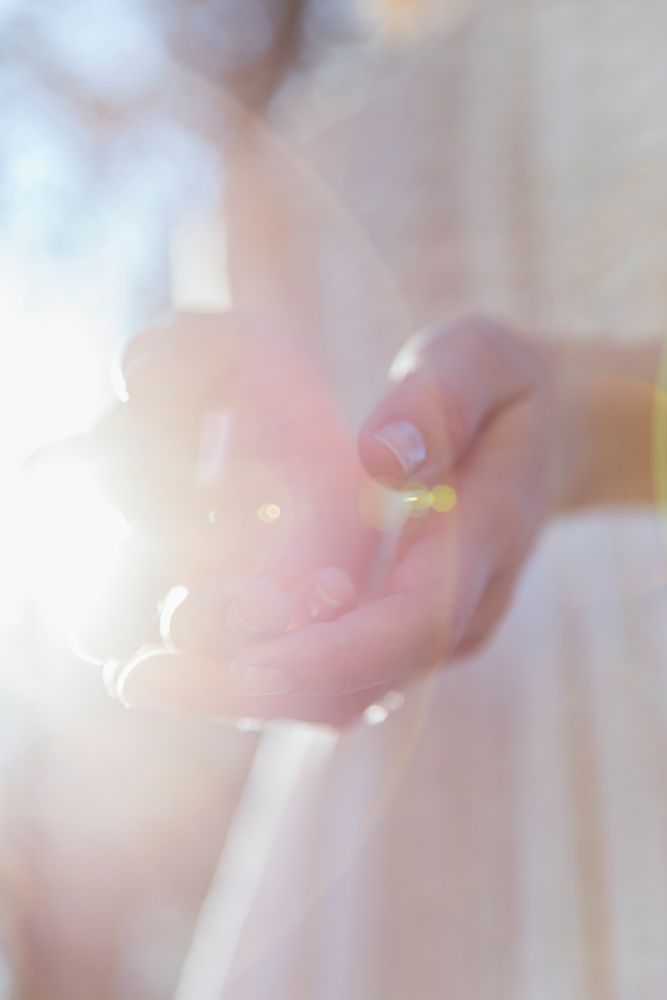 main de femme a la lumière pouvant faire référence a l'origine du thetahealing