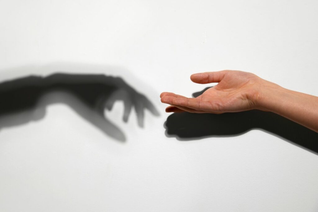 2 mains montrant les traumatismes transgénérationnel qui se transmettent par lignée