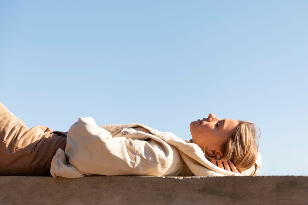 femme allonger montrant Comment puis-je me calmer rapidement