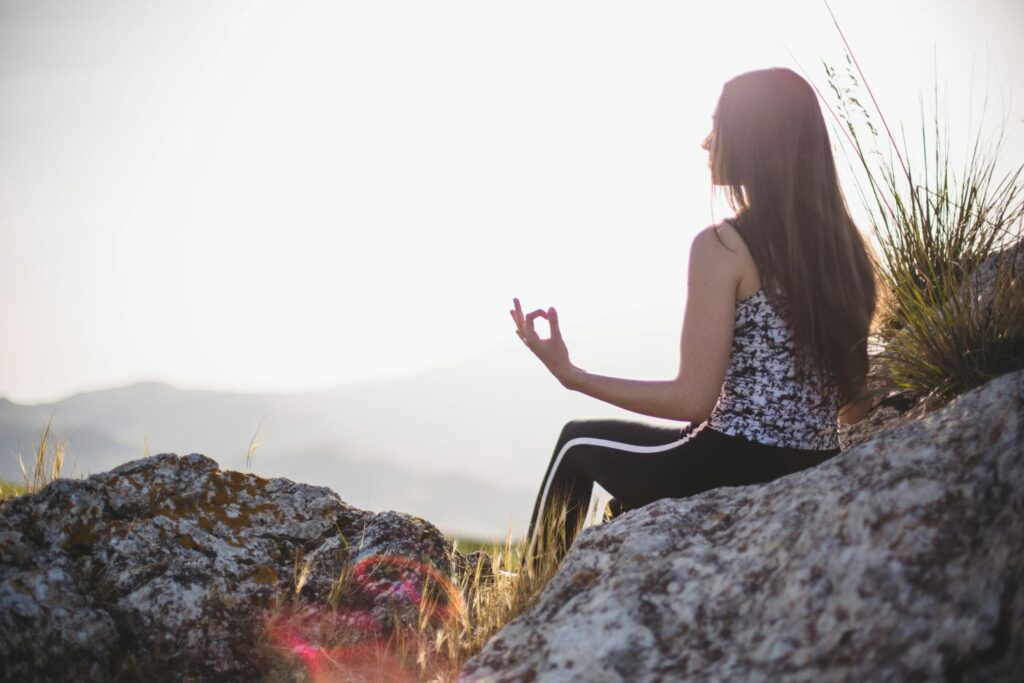 femme assise face a la nature montrant qu'elle a trouver sa place