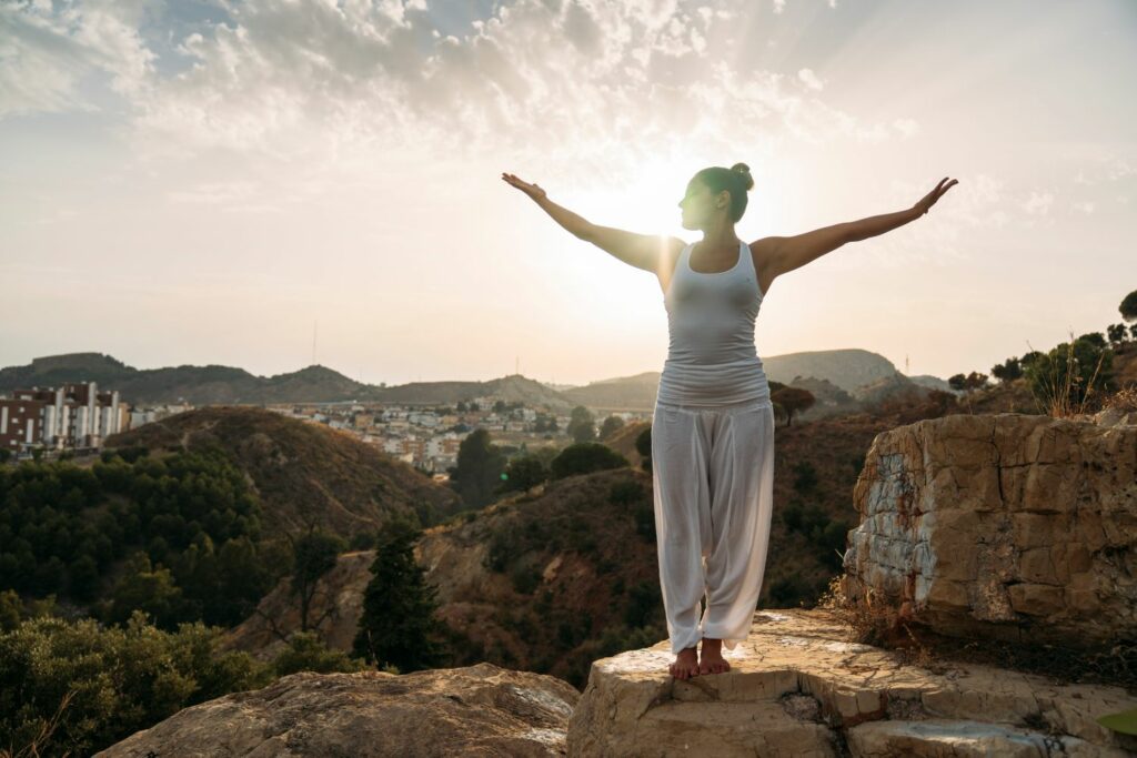 femme faisant un yoga reconnecter à son corps et à son esprit