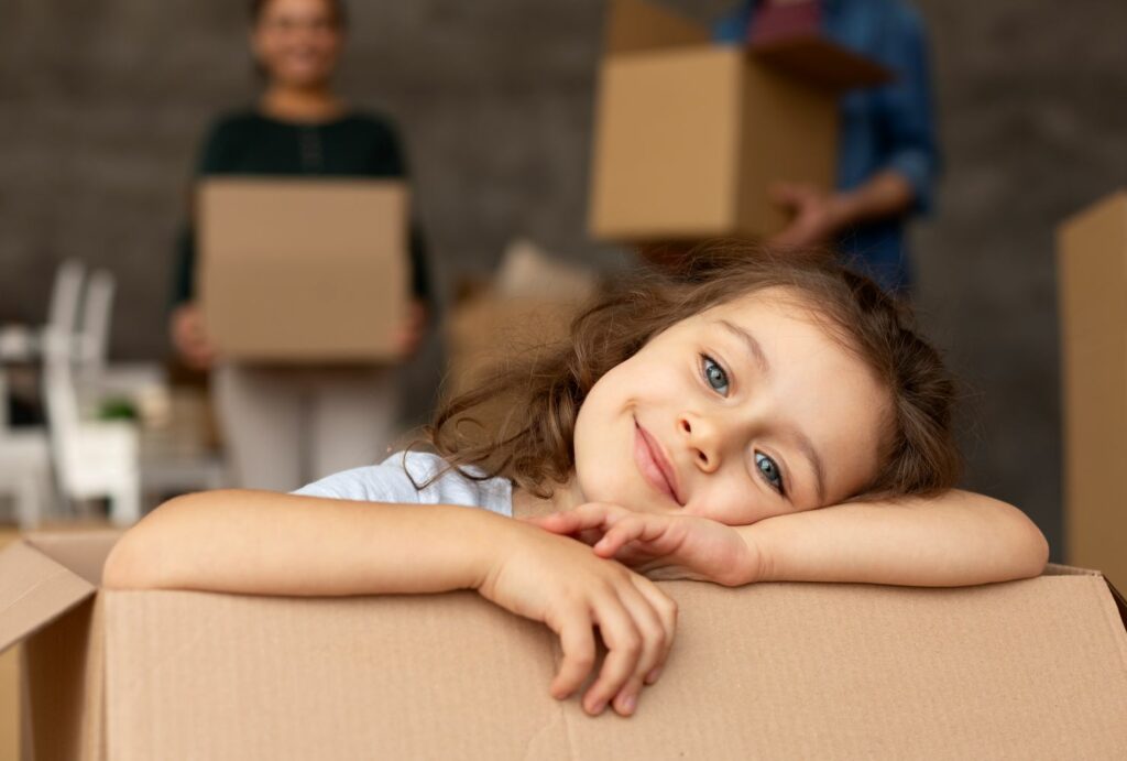 enfant souriant sur le coin du canapé heureux de pouvoir exprimer ses émotions naturellement