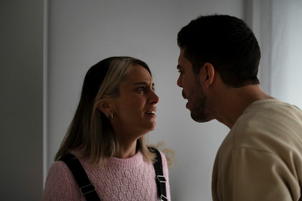 femme et un homme qui se querelle mettant en avant les difficultés de se libérer d'un ou une PN