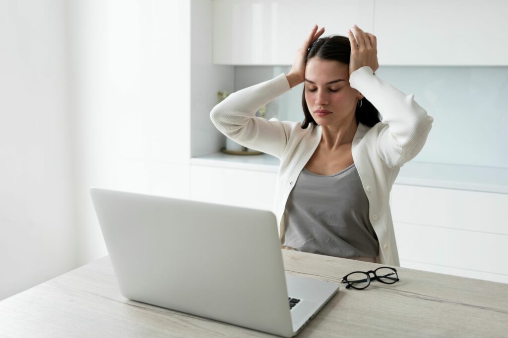 femme se tenant la tête montrant les symptômes de stress et fatigue