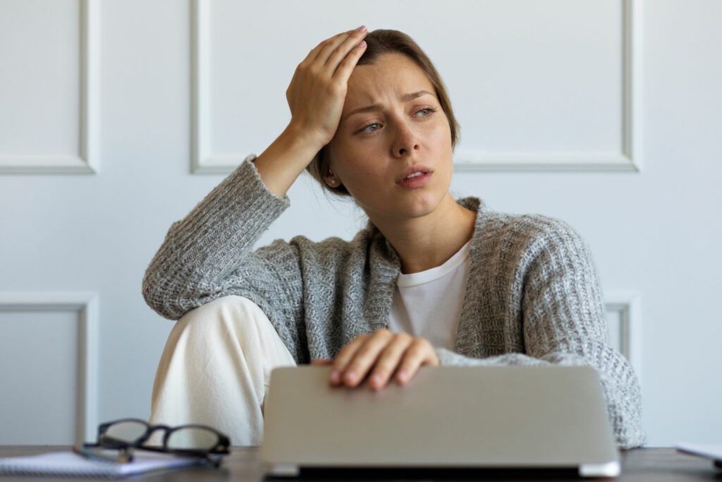jeune femme montrant les signes des causes de l'inquiétude