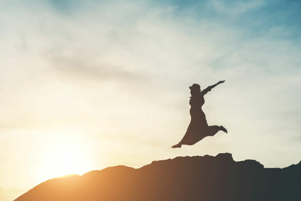 silhouette femme sur colline montrant les effets des techniques de lâcher prise