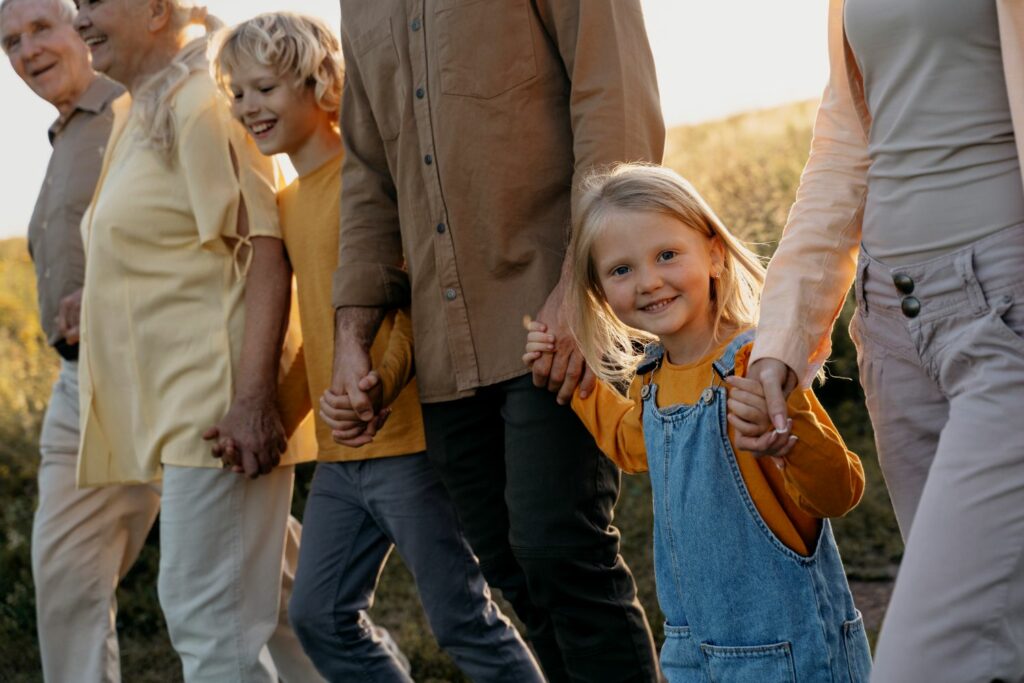 une famille main dans la main pouvant représenter l'image de la loyauté familiale