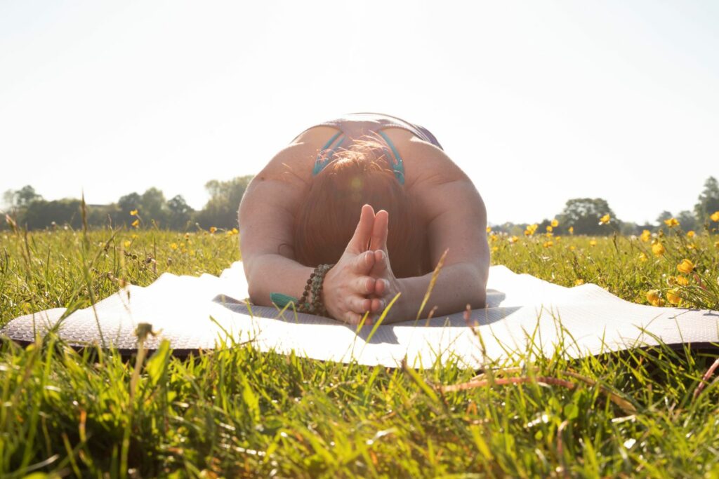 femme en méditation yoga permettant d'augmenter son taux vibratoire