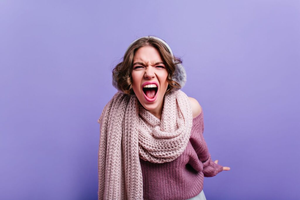 jeune femme criant montrant ce que la colère peut avoir comme impact